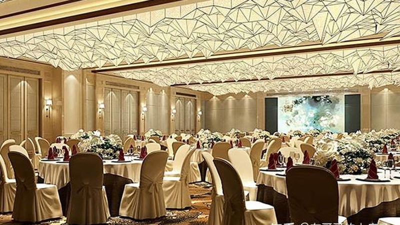 酒店的设施与服务是影响入住体验的重要因素。对于老人来说，以下设施与服务尤为关键：